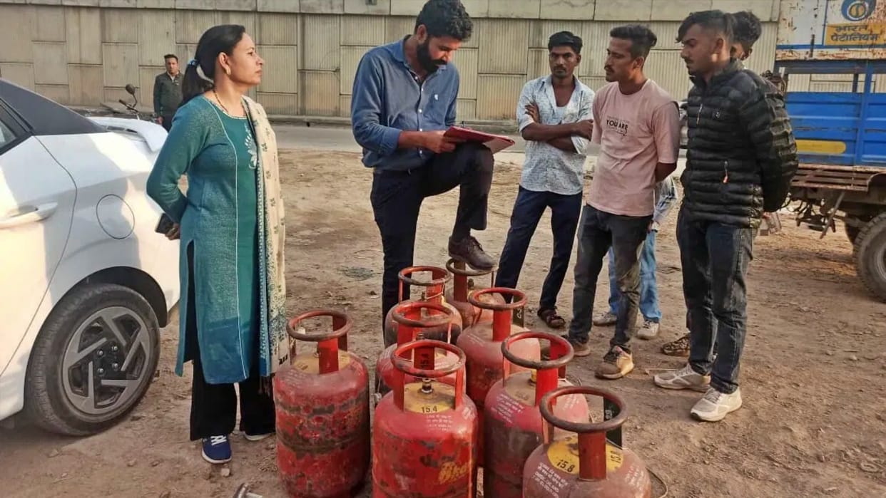 Chittorgarh News: Illegal gas refilling was going on near cafe, revealed by Food and Supplies Department team