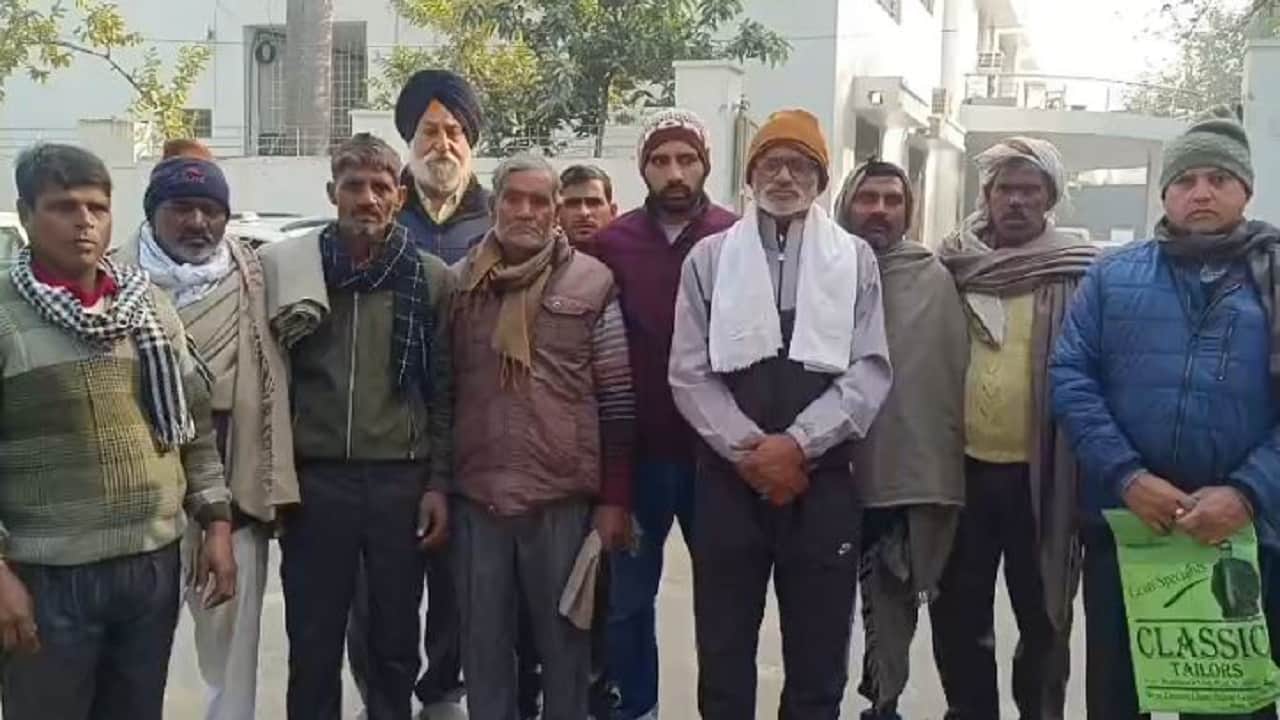 बाढ़ खंड कार्यालय के बाहर खड़े किसान