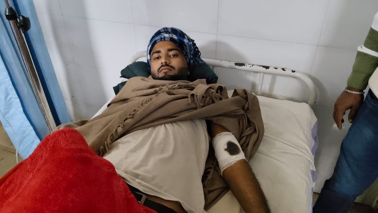 घायल युवक अस्पताल में इलाजरत।