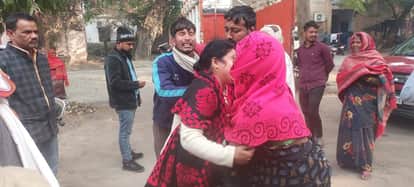 Gonda: A woman and her six-year-old daughter drowned in a river while going to give food to her husband.