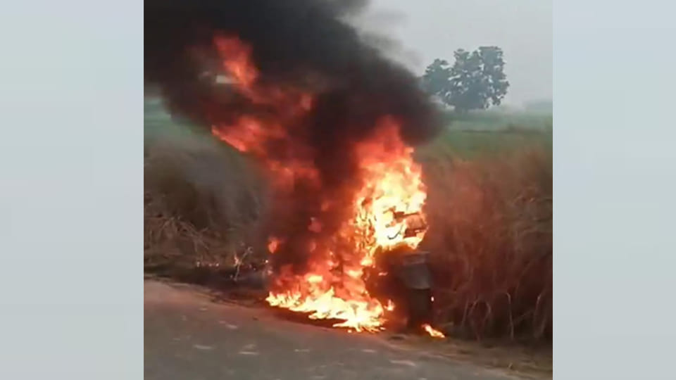 Auraiya: The motorcycle was completely engulfed in flames