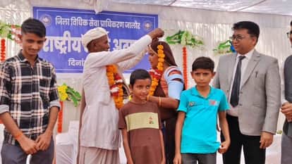 Jalore News: 19-year-old son reunited his parents who had been separated for 6 years, bank waived widow's loan