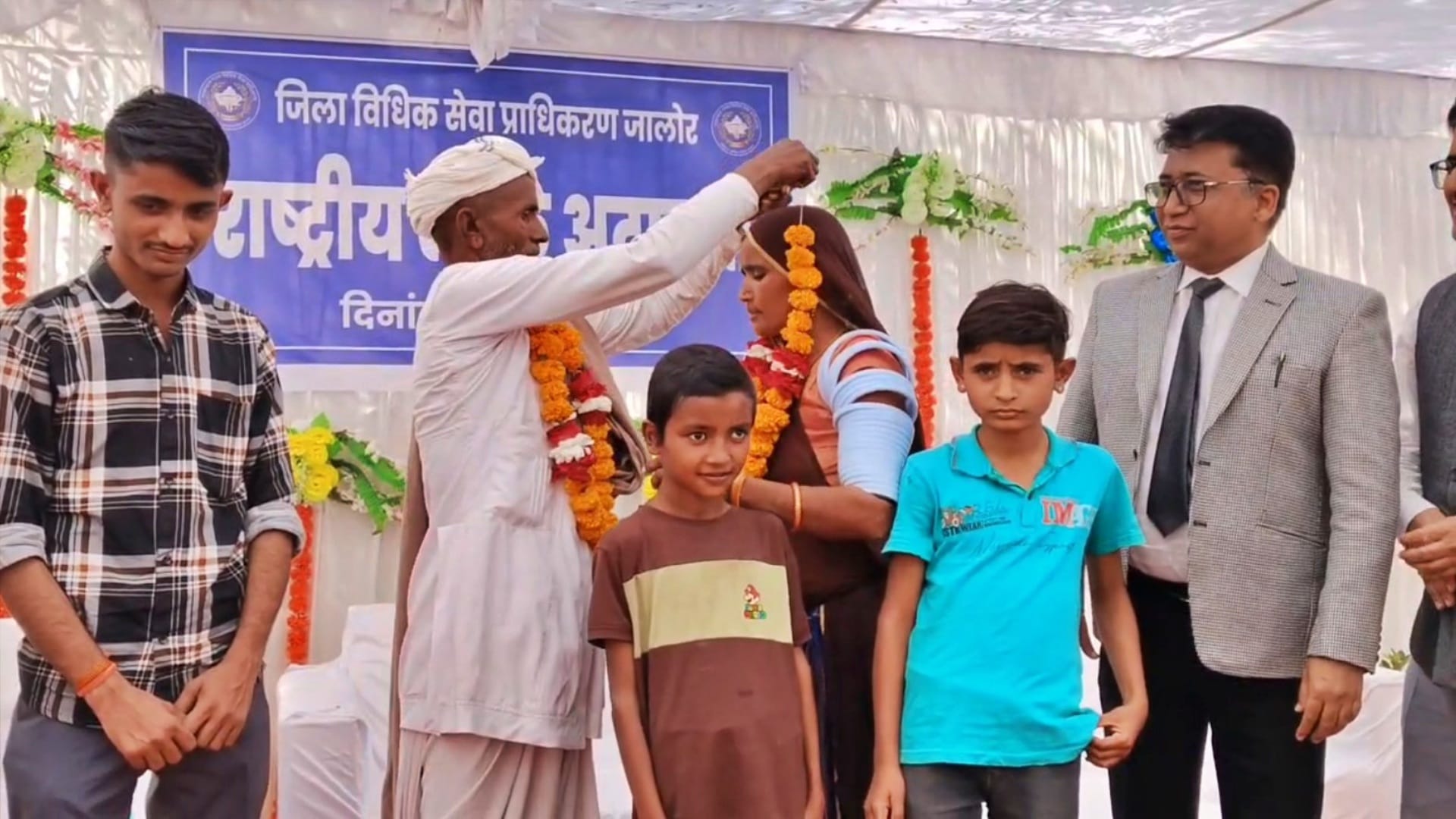 बेटे ने मां-बाप को छह साल बाद फिर मिलवाया