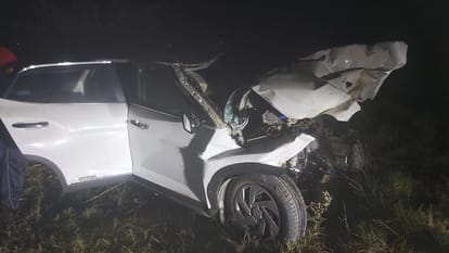 UP: Accident due to fog in Bijnor, speeding car collides with a dumper laden with soil from behind, four died