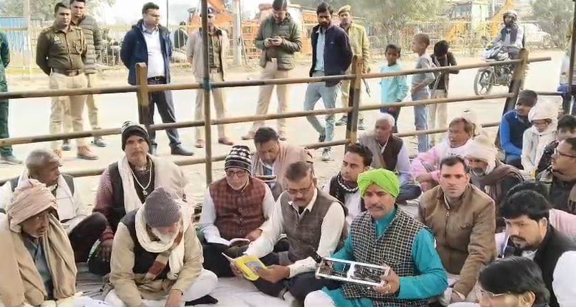 Farmers Stage Unique Protest on Gwalior Highway Recite Sundarkand to Highlight 7 Demands