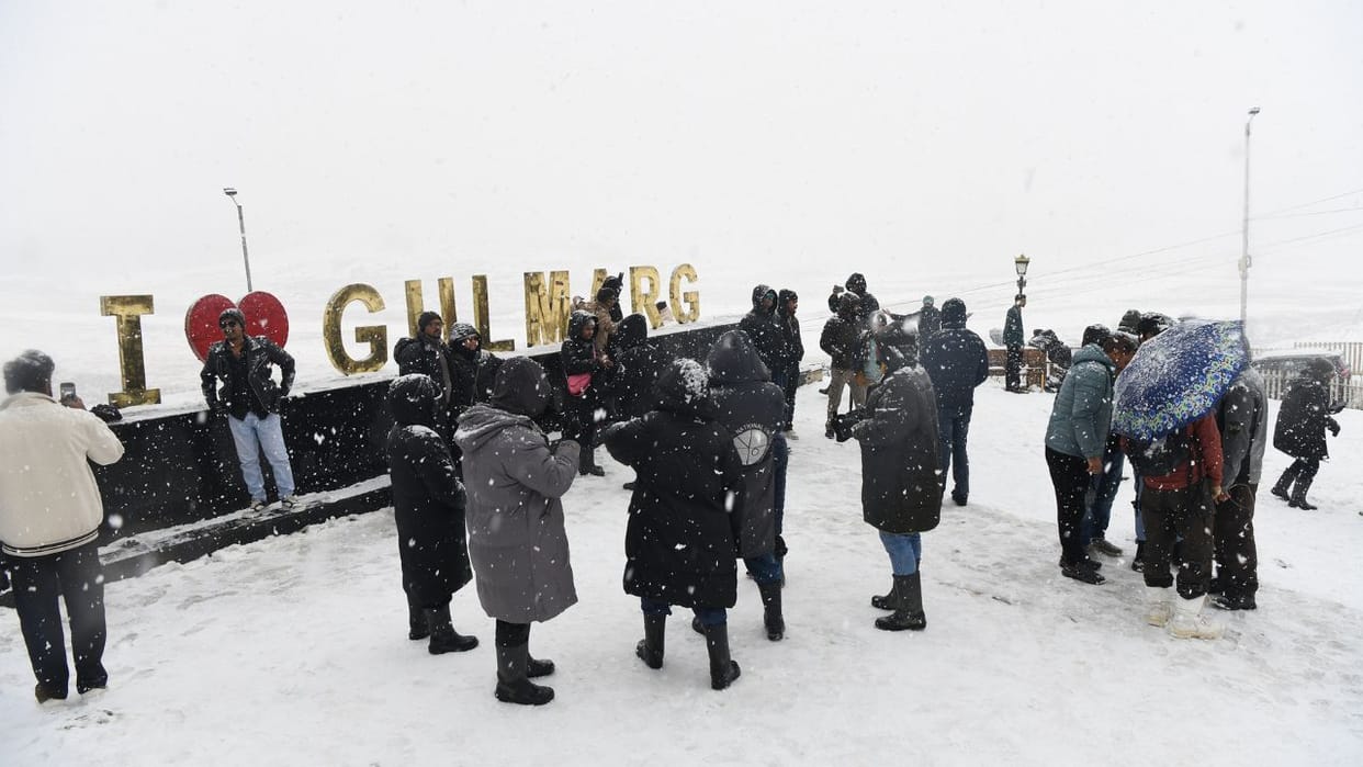 Cold wave grips the valley: Fresh snowfall and rain in Kashmir, temperatures drop below freezing in Gulmarg an