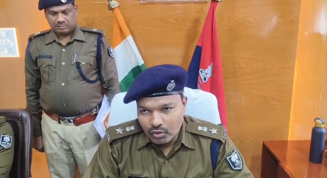 मामले से जुड़े सभी पहलुओं की जांच कर रही पुलिस टीम।