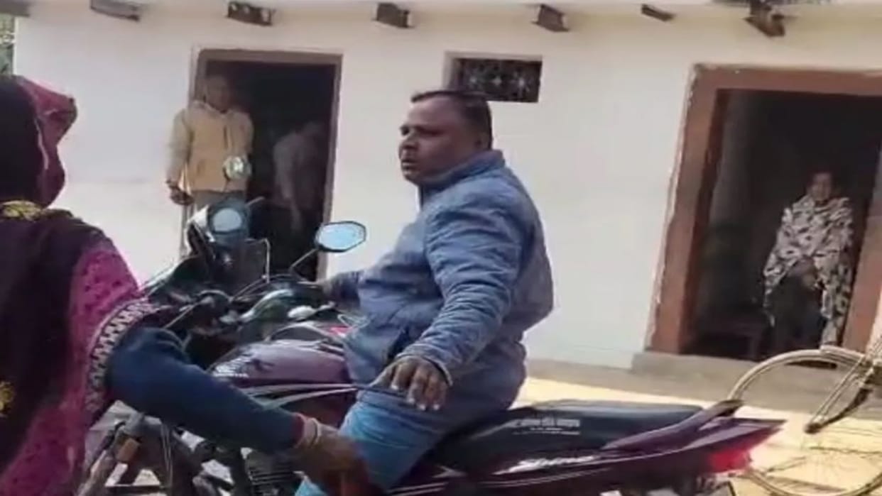 Maihar News: Guest Teacher at Government School Accused of Molesting Young Woman,Mother Thrashes Him in Public