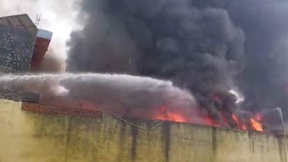 Muzaffarnagar: Massive fire in waste oil warehouse, loss worth lakhs feared, many fire engines were involved.