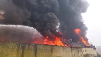 Muzaffarnagar: Massive fire in waste oil warehouse, loss worth lakhs feared, many fire engines were involved.