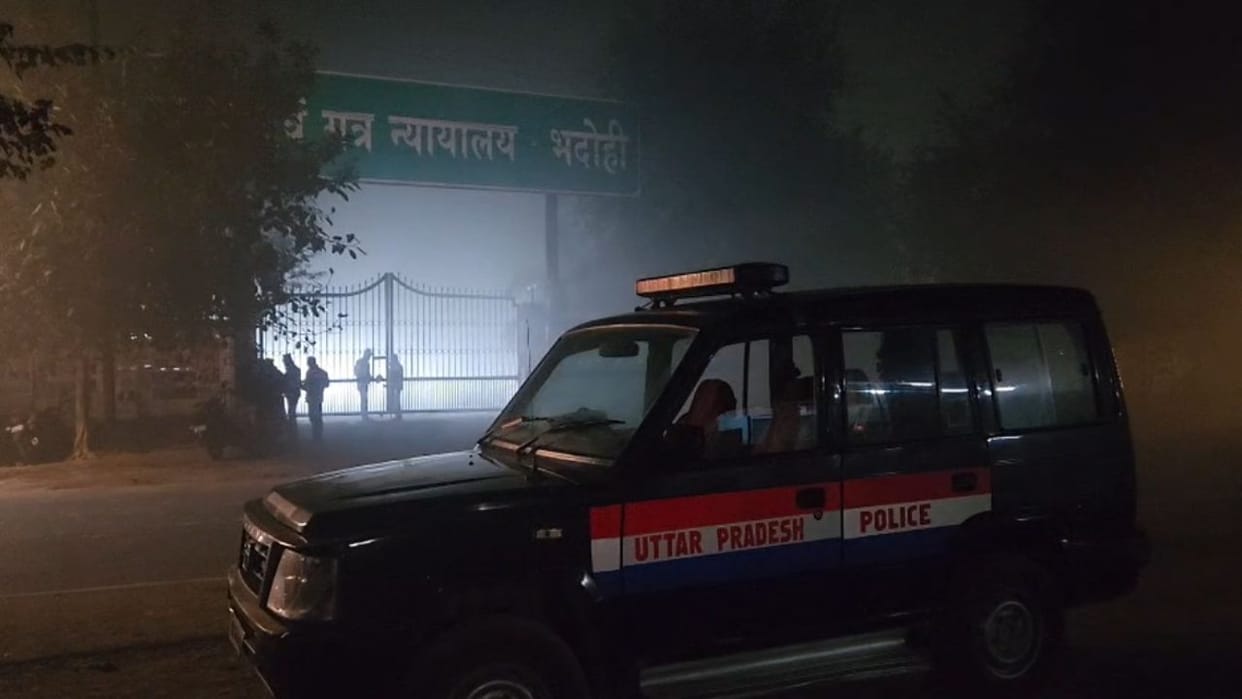 criminal injured in encounter escaped from police custody in in Bhadohi