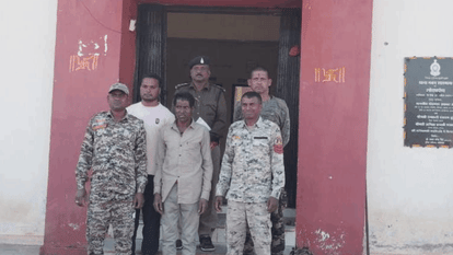 Three young men were attacked with an axe in Kabir Dham