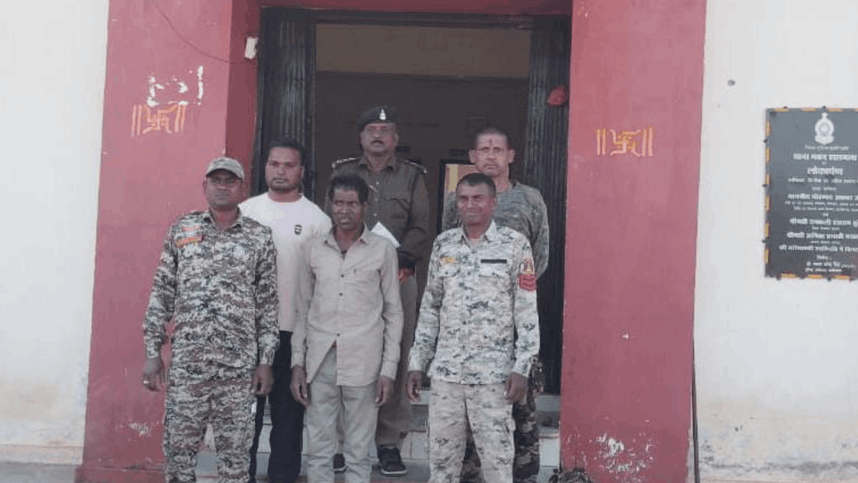 Three young men were attacked with an axe in Kabir Dham