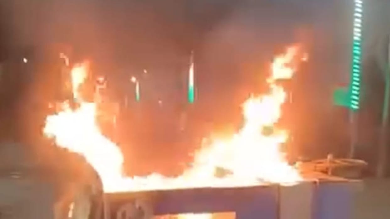 Bihar: A momo stall was set on fire in Purnea on suspicion of adulteration; one person arrested