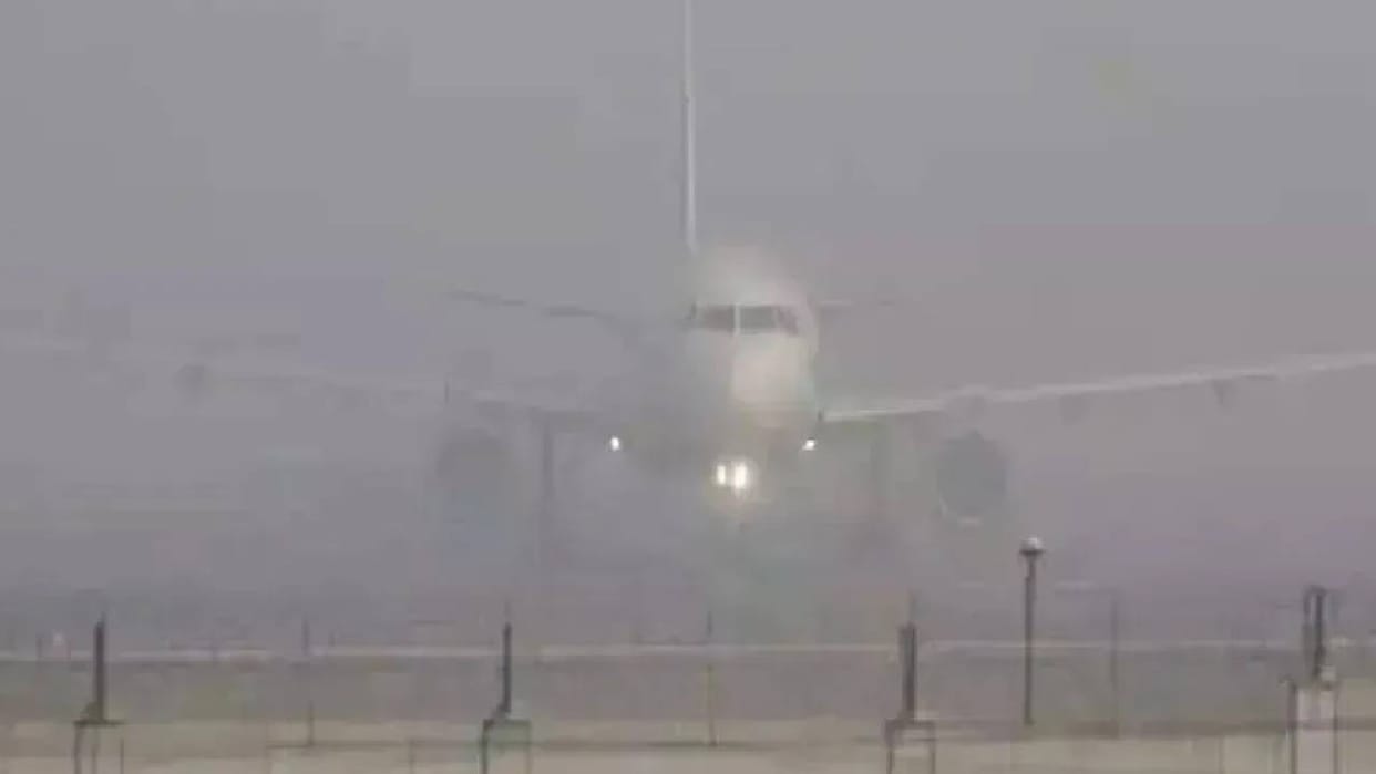 Impact of fog: Passengers spent the night sitting on chair car seats; the train was ten hours late; several fl