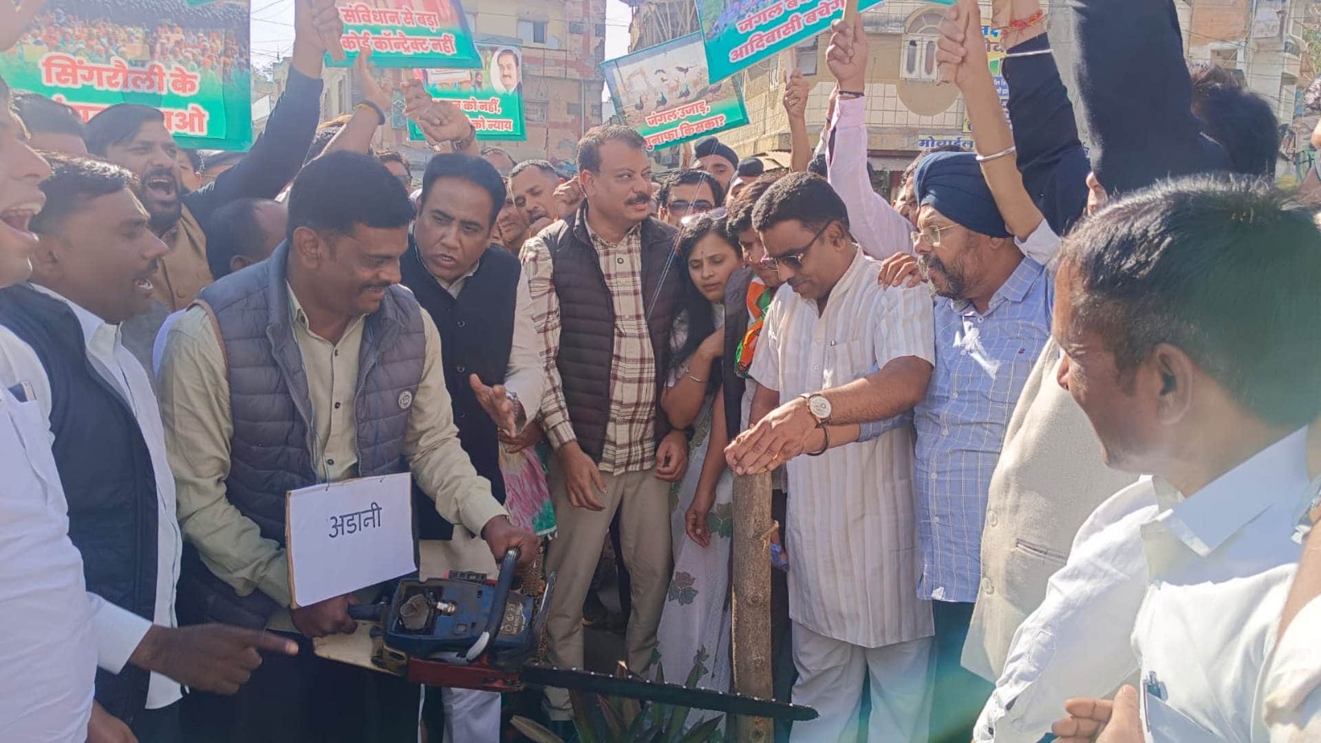 प्रदर्शन करते कांग्रेस कार्यकर्ता।