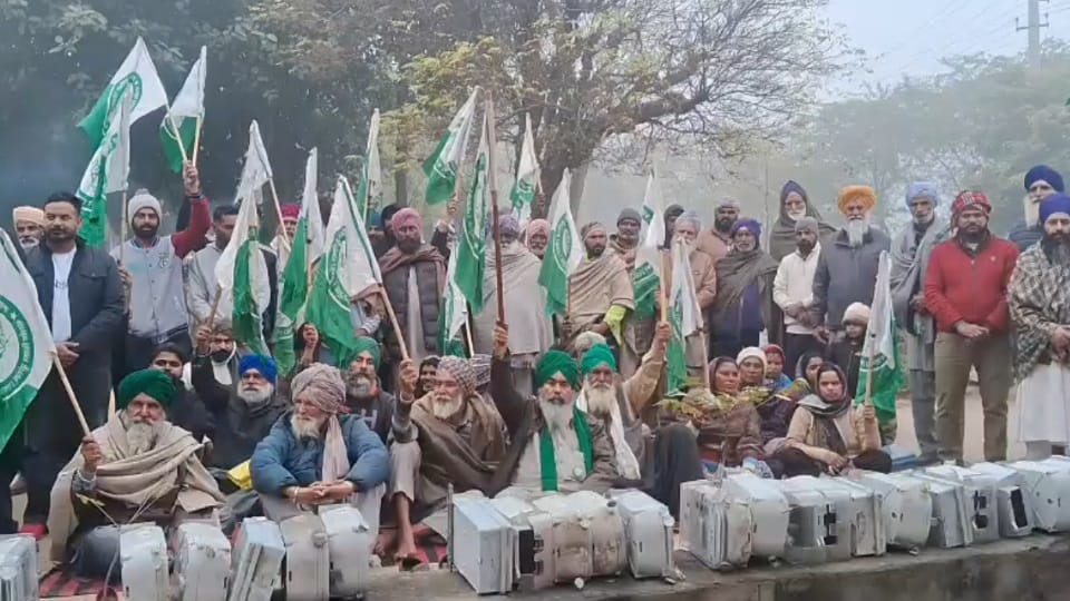 प्रदर्शन करते ग्रामीण
