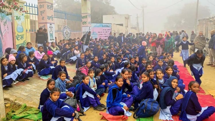 Abohar: तीन माह से अनुपस्थित अंग्रेजी अध्यापक, सरकारी स्कूल के बच्चों ने कड़ाके की ठंड में लगाया धरना