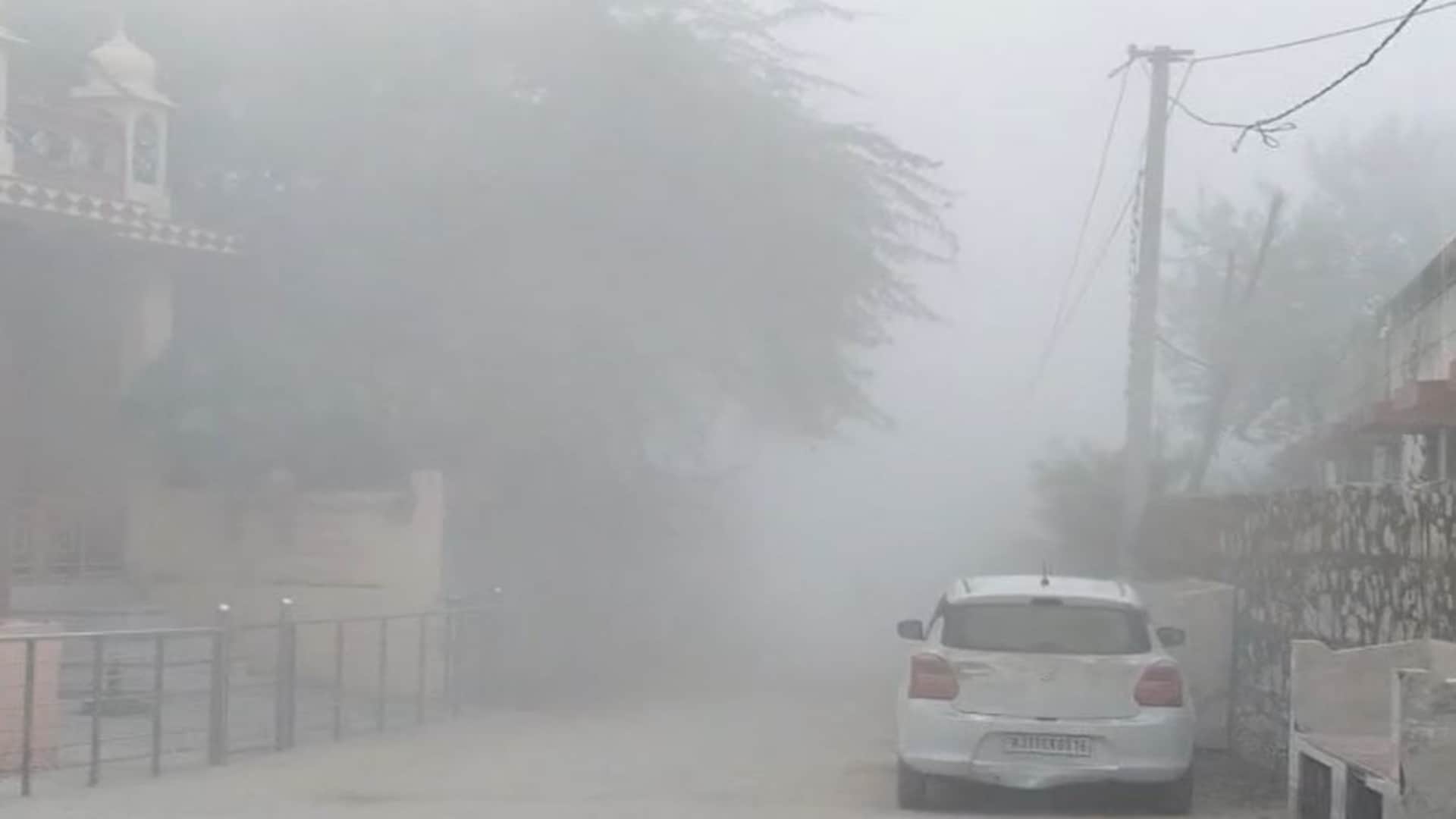 Jaipur News: Capital gripped by dense fog, visibility drops to 10 meters, people seek warmth around bonfires