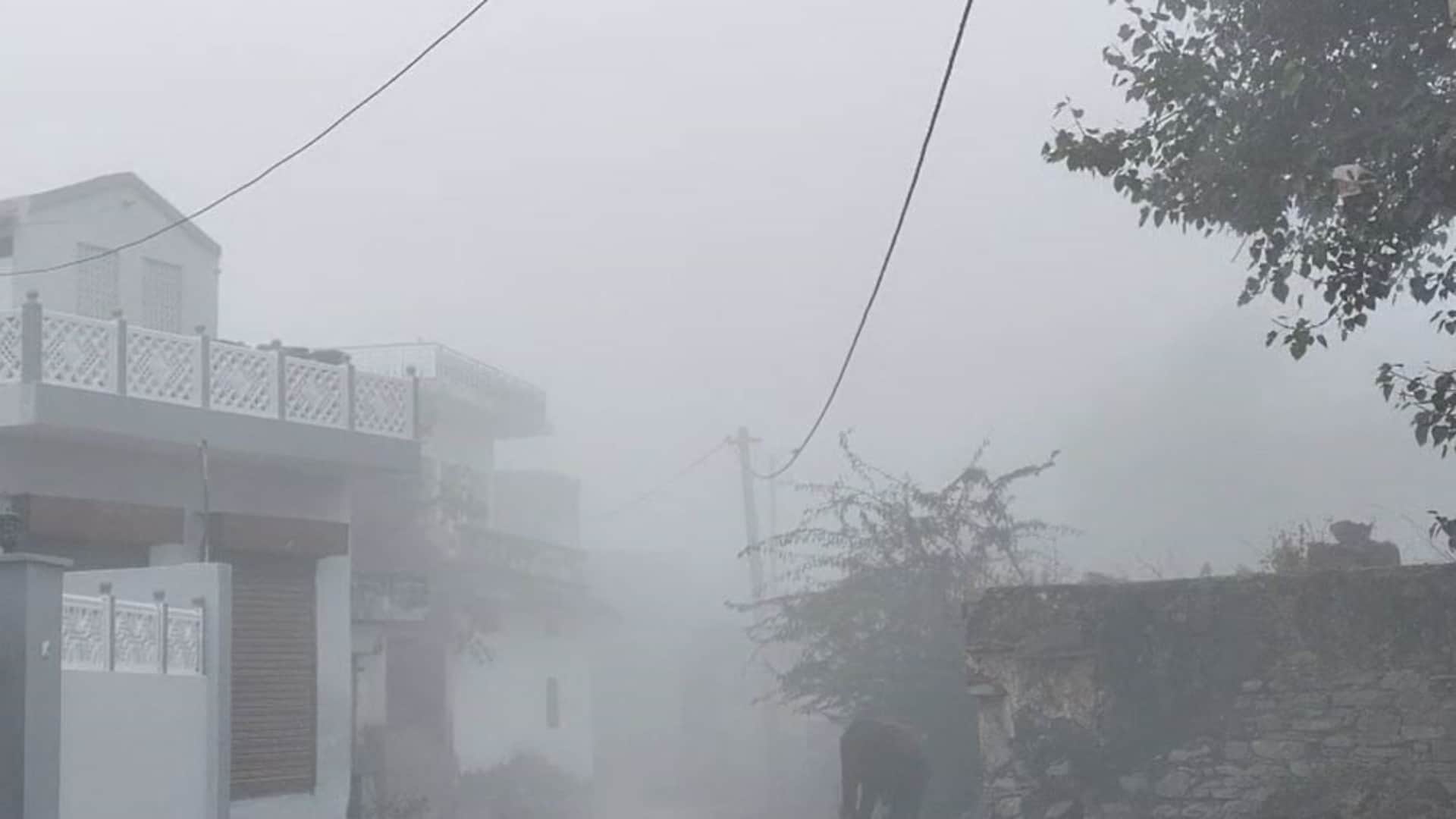 Jaipur News: Capital gripped by dense fog, visibility drops to 10 meters, people seek warmth around bonfires