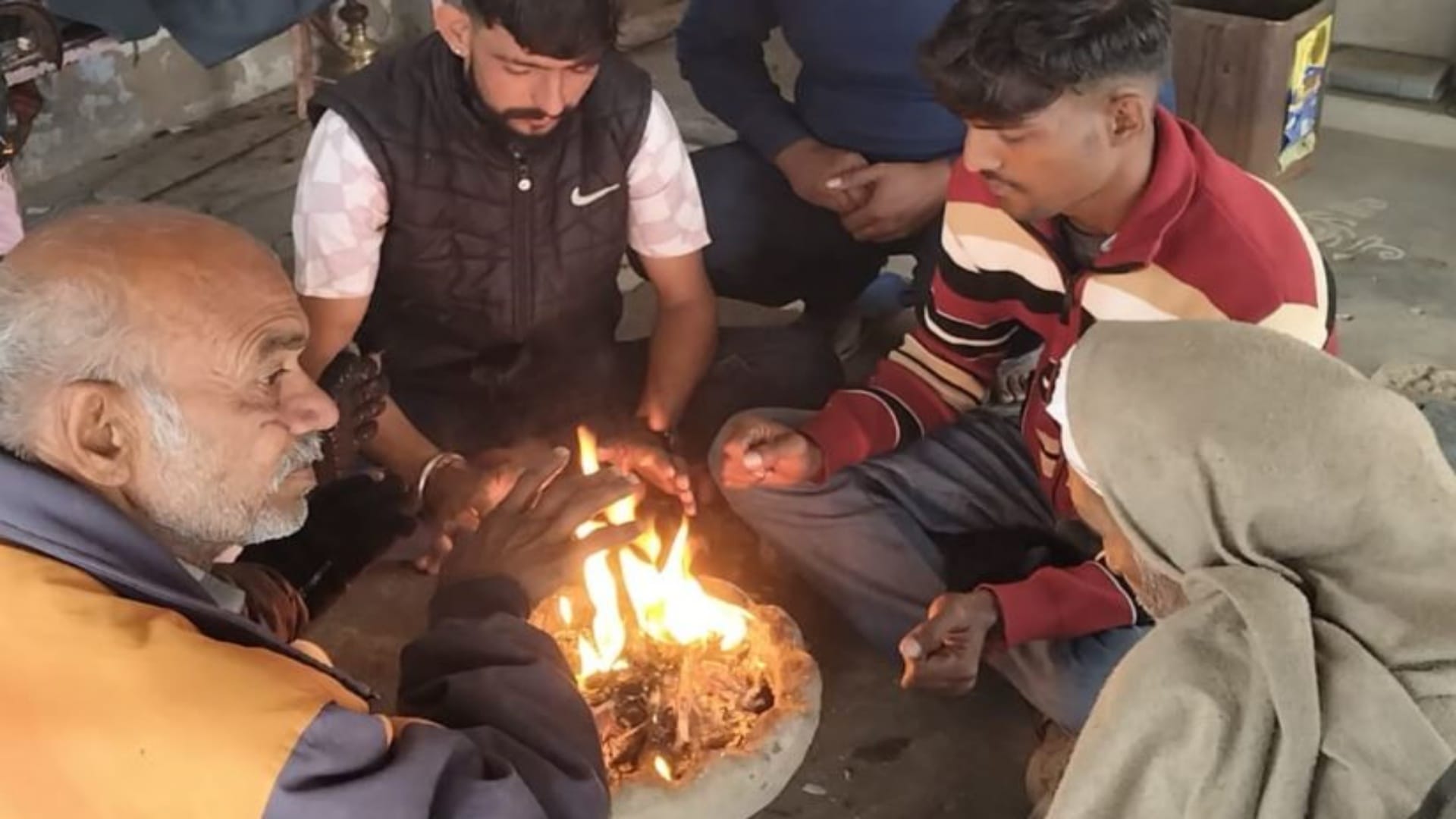Jaipur News: Capital gripped by dense fog, visibility drops to 10 meters, people seek warmth around bonfires