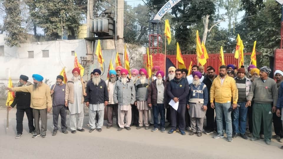 रोष जताते किसान।