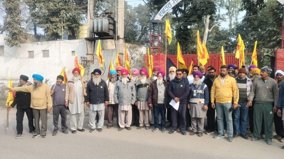 रोष जताते किसान।