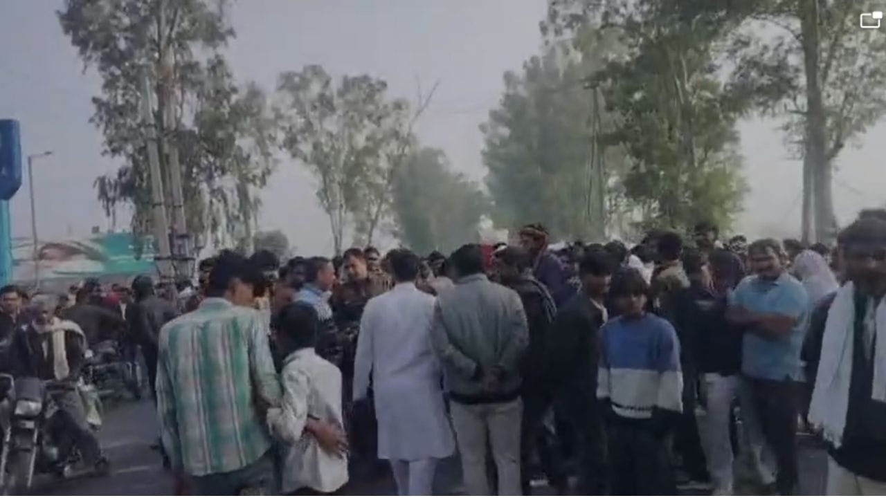 सड़क हादसे में तीन की मौत