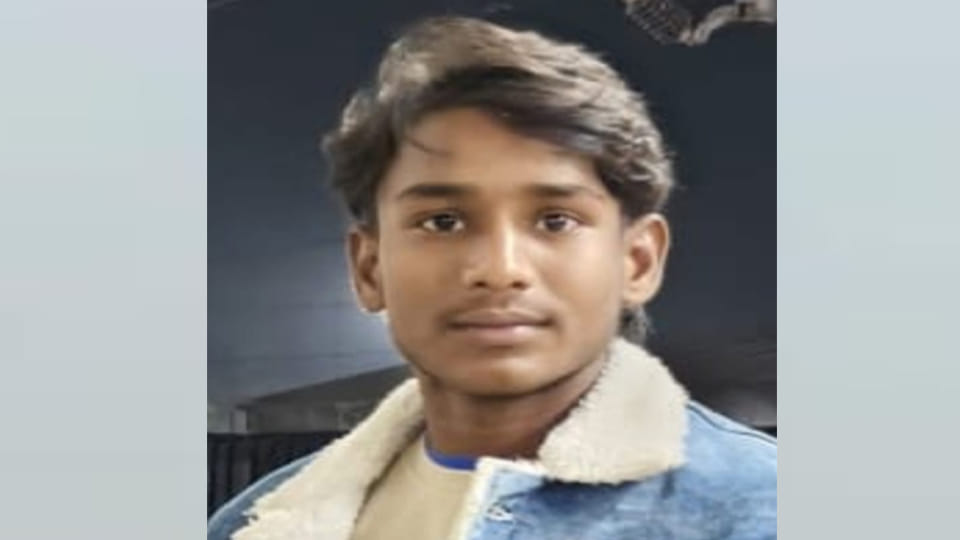 Farrukhabad: Young man dies after being hit by a tractor while unloading bricks