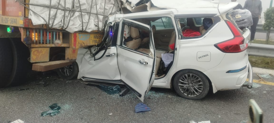 Accident in Sultanpur: Ertiga car rams into a truck parked on the road, 11 people were on board, three died tr