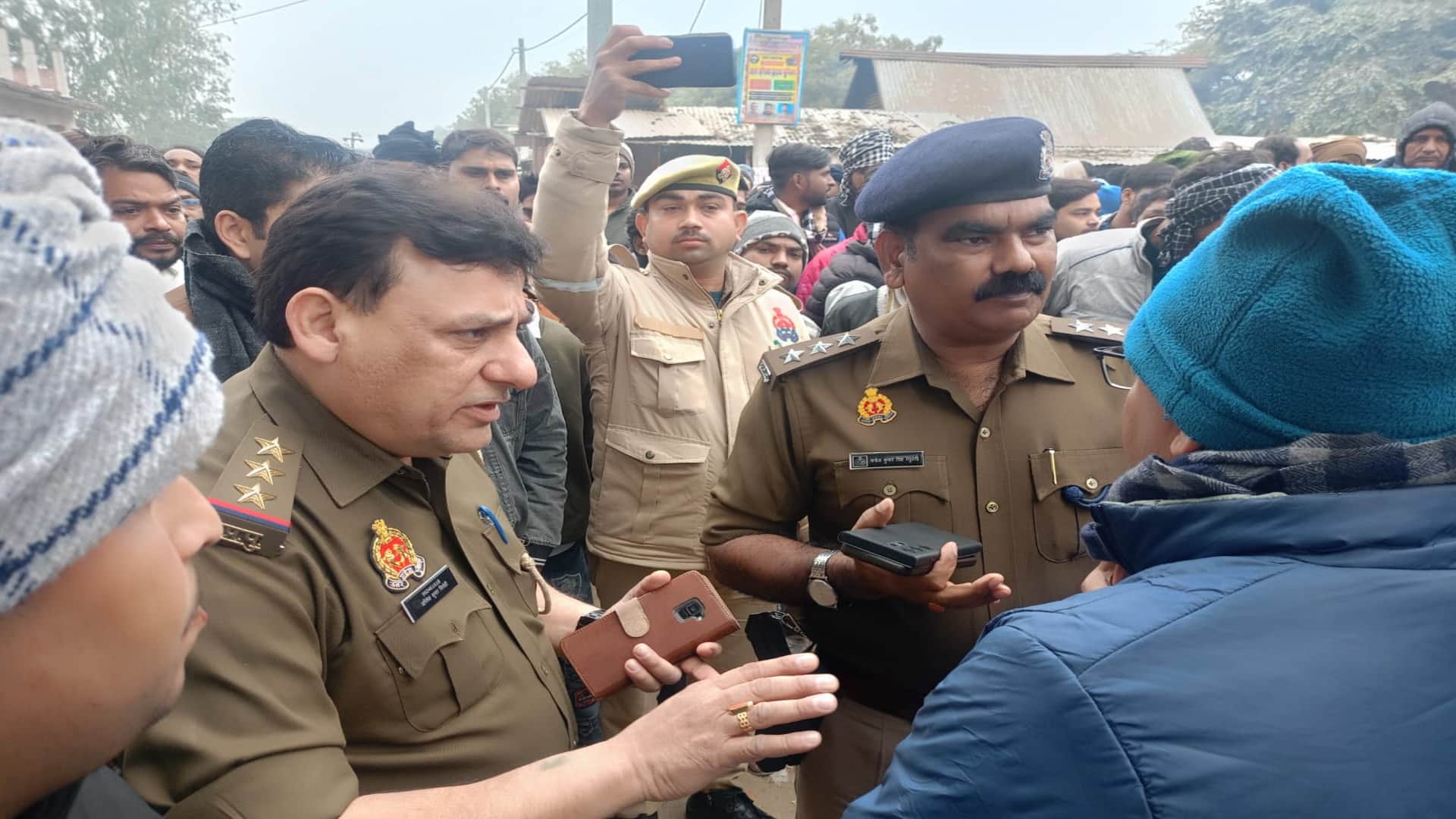 उड़ैयाडीह बाजार में लोगों को समझाते सीओ पट्टी मनोज कुमार सिंह रघुवंशी।