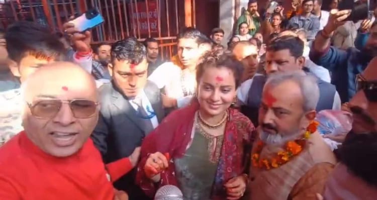 Jharkhand News: देवघर बाबाधाम पहुंचीं भाजपा सांसद कंगना रनौत, भोलेनाथ के दरबार में की विशेष पूजा