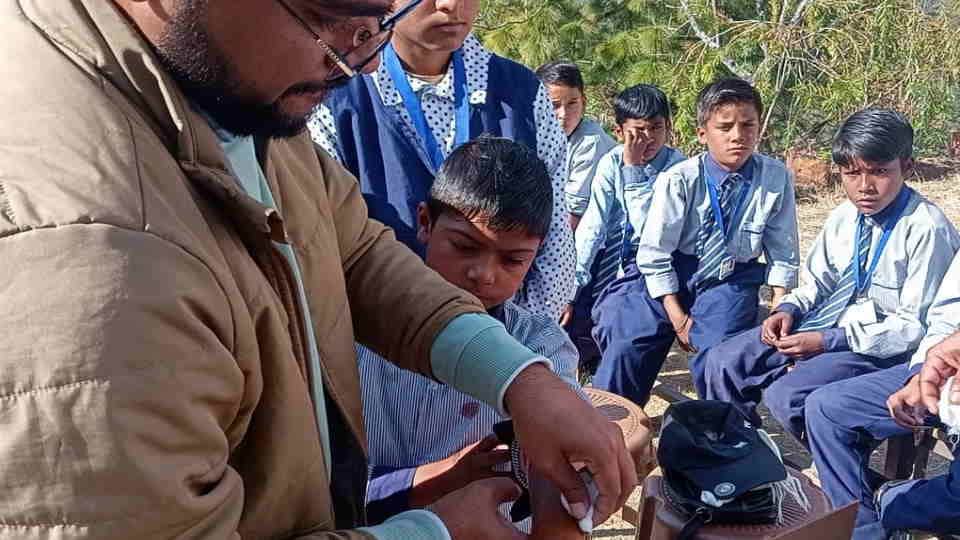 Chamoli News: bear dragged student from school premises but  Divya showed courage and pulled Aarav back