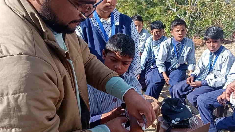 Chamoli News: bear dragged student from school premises but  Divya showed courage and pulled Aarav back