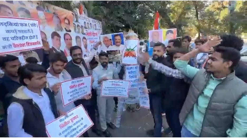Bhopal News: Protests in Bhopal over controversies related to women's dignity; NSUI burns effigy of Bihar CM N