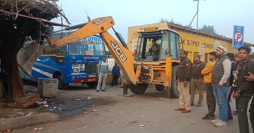 Major Crackdown on Illegal Cuts at Yamuna Expressway After CM’s Strict Orders