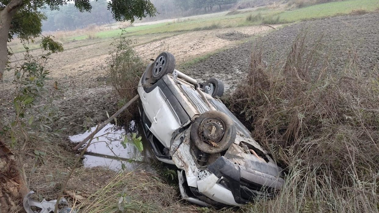 Bihar Accident: Car falls into a ditch while trying to avoid a nilgai (blue bull) in dense fog.
