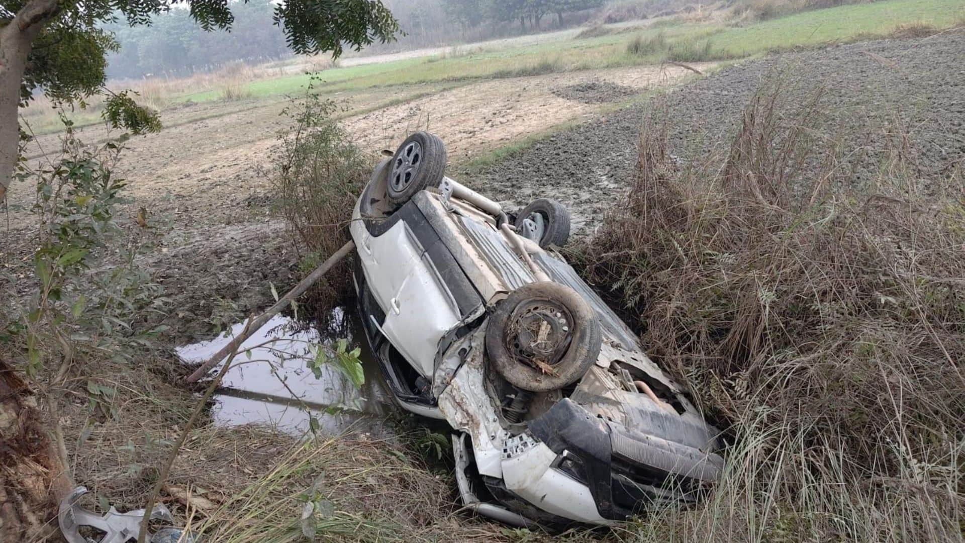 गड्ढे में गिरी कार