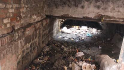 Jhansi: Drain choked, dirty water enters houses