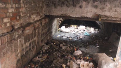 Jhansi: Drain choked, dirty water enters houses