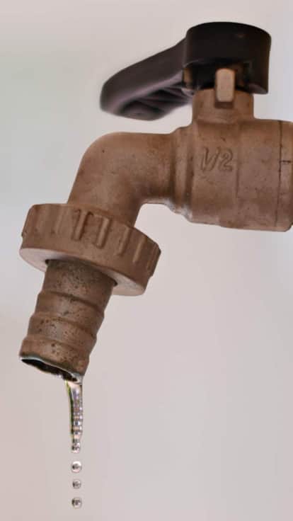 Jhansi: Taps dry due to tussle between two departments, villages thirsting for every drop of water