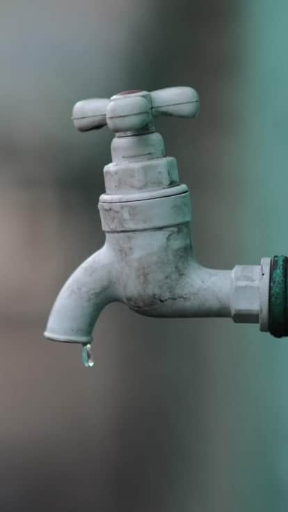 Jhansi: Jal Jeevan Mission's work is off track, not a drop has been seen in taps in many villages.