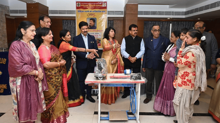 Indore News: जरूरतमंद महिलाओं को दी सिलाई मशीन, शासकीय स्कूलों में दी स्वच्छ पानी की सुविधा