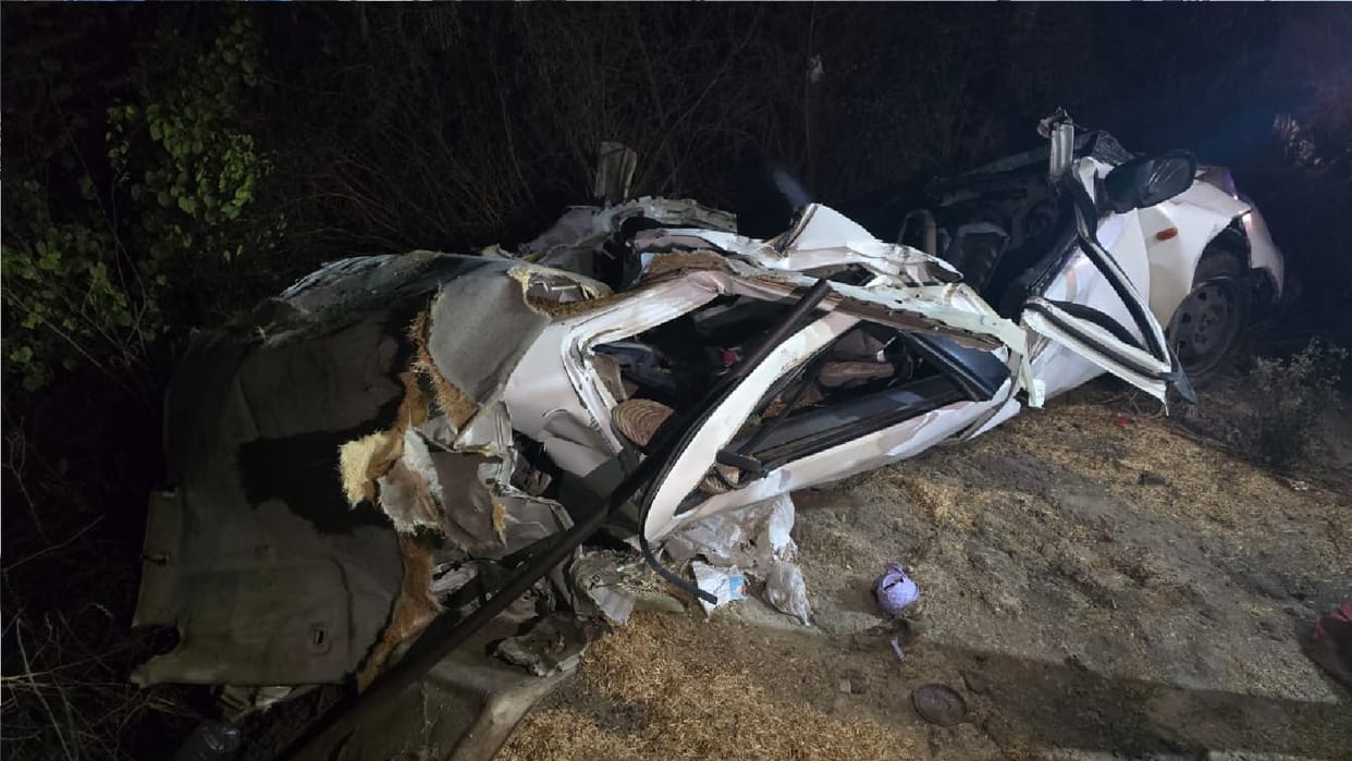 Five people died in Jhajjar: A trolley loaded with straw overturned onto a car