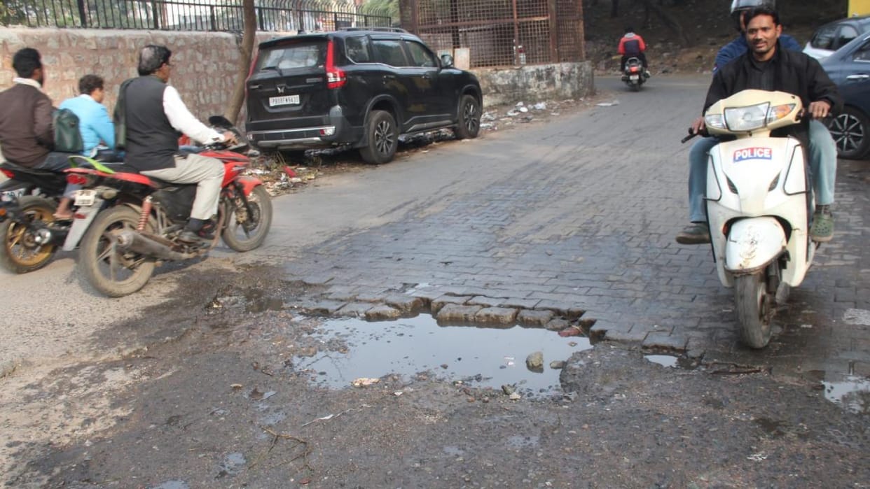 Jhansi: Drain choked, dirty water enters houses