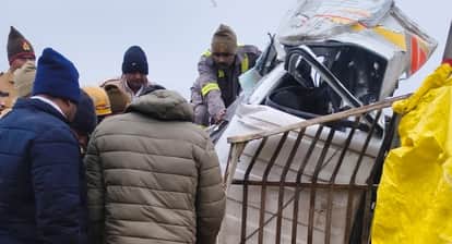 Kanpur Fog wreaks havoc on Yashoda Nagar elevated road pickup truck overturns two youths trapped in chassis