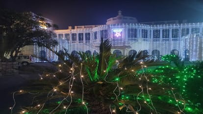 क्रिसमस पर की गई भव्य सजावट।
