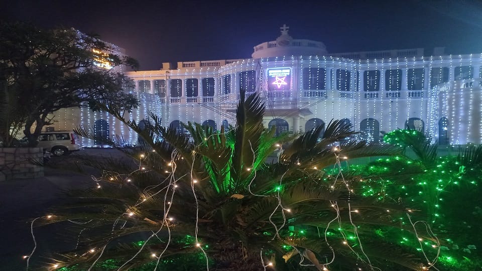 magnificent decorations in churches for Christmas