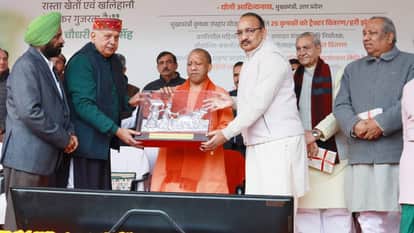 CM Yogi honored farmers on Kisan Diwas said it is everyone duty to protect interests of farmers