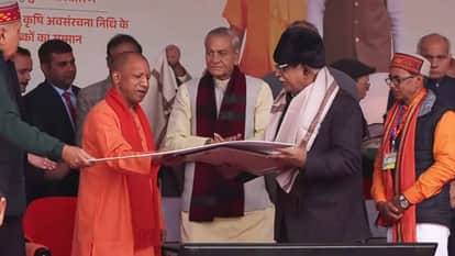 CM Yogi honored farmers on Kisan Diwas said it is everyone duty to protect interests of farmers